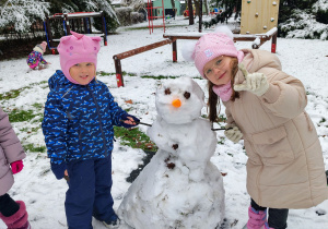 Dzieci lepią bałwana.
