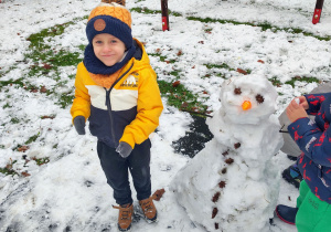 Dzieci lepią bałwana.