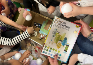 Dzieci rozpakowują pudełko.