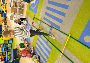 Dziecko przechodzi po drabinie.