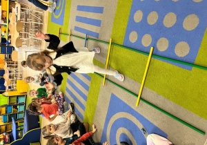 Dziecko przechodzi po drabinie.