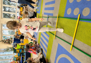 Dziecko przechodzi po drabinie.