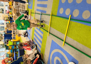 Dziecko przechodzi po drabinie.