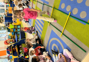 Dziecko przechodzi po drabinie.