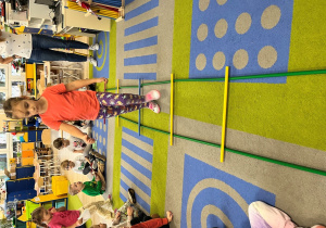 Dziecko przechodzi po drabinie.