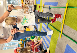 Dziecko przechodzi po drabinie.