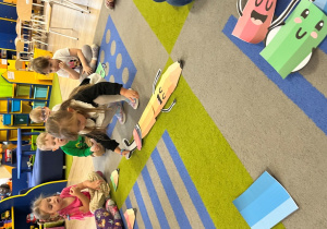 Dziewczynka dokłada swój eklement obrazka do kredki.