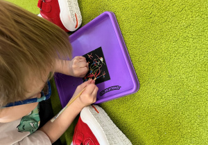 Chłopiec wydrapuje.