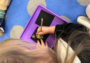 Dziewczynka wydrapuje.