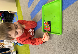 Chłopiec wydrapuje.