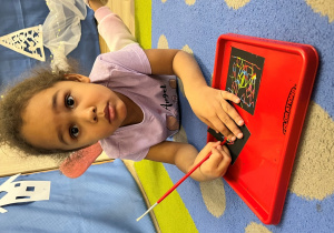 Dziewczynka wydrapuje.