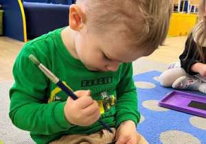 Chłopiec wydrapuje.