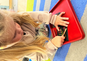 Dziewczynka wydrapuje.