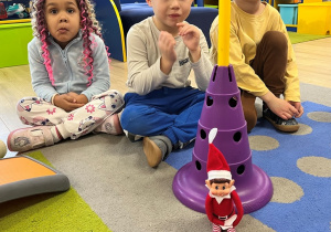 Dzieci z Teo na dywanie.