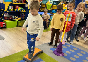 Chłopiec i tor przeszkód.