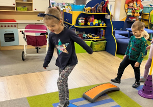 Dziewczynka pokonuje tor przeszkód.