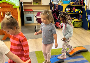 Dzieci i tor przeszkód.