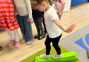 Dzieci i tor przeszkód.