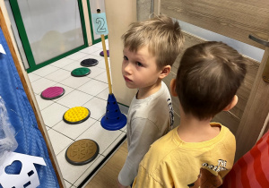 Dzieci i tor przeszkód.