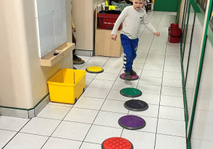 Dzieci i tor przeszkód.