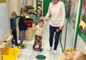 Dzieci i tor przeszkód.