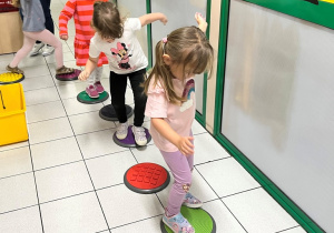 Dzieci i tor przeszkód.