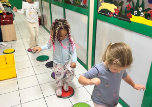 Dzieci i tor przeszkód.