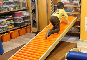 Chłopiec na drabinie.