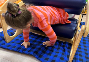 Dziewczynka w maglownicy.