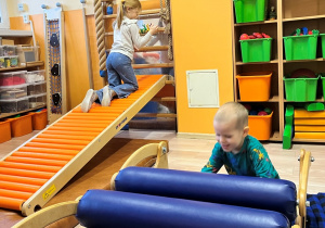 Dzieci i zabawy w sali gimnastycznej.