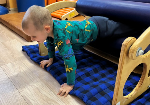 Chłopiec pokonuje maglownicę.