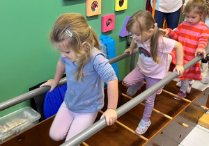 Dzieci pokonują tor przeszkód.