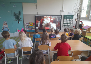 Dzieci oglądają film od Św. Mikołaja.