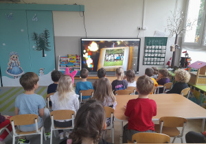 Dzieci oglądają film od Św. Mikołaja.