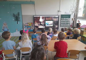 Dzieci oglądają film od Św. Mikołaja.