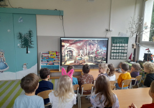 Dzieci oglądają film od Św. Mikołaja.