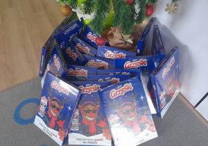 Zdjęcie upominków pod choinką.