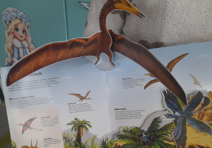 Zdjęcie książki o dinozaurach.