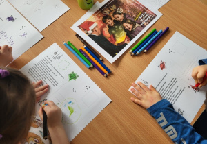 Dzieci rysują listy.