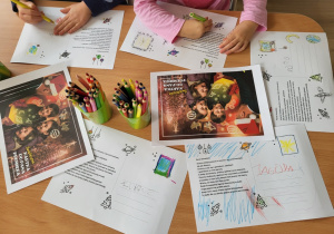 Dzieci rysują listy.