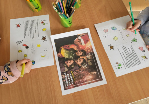 Dzieci rysują listy.