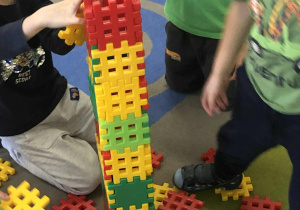 Dzieci budują rakietę z klocków