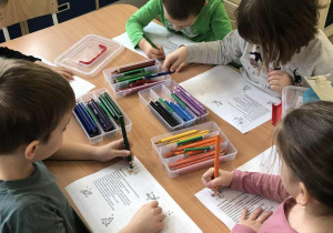 Dzieci rysują listy.