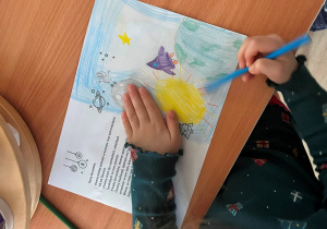 Dziecko rysuje list.