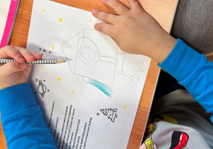 Dziecko rysuje list.