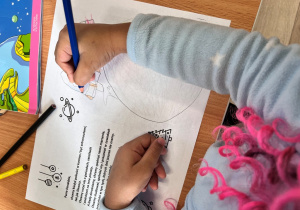 Dziecko rysuje list.