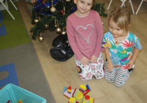 Dzieci budują rakietę z klocków.