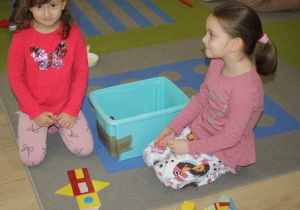 Dzieci budują rakietę z klocków.