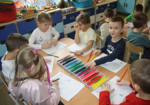 Dzieci rysują list do pana Premiera.