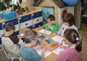 Dzieci rysują list do pana Premiera.